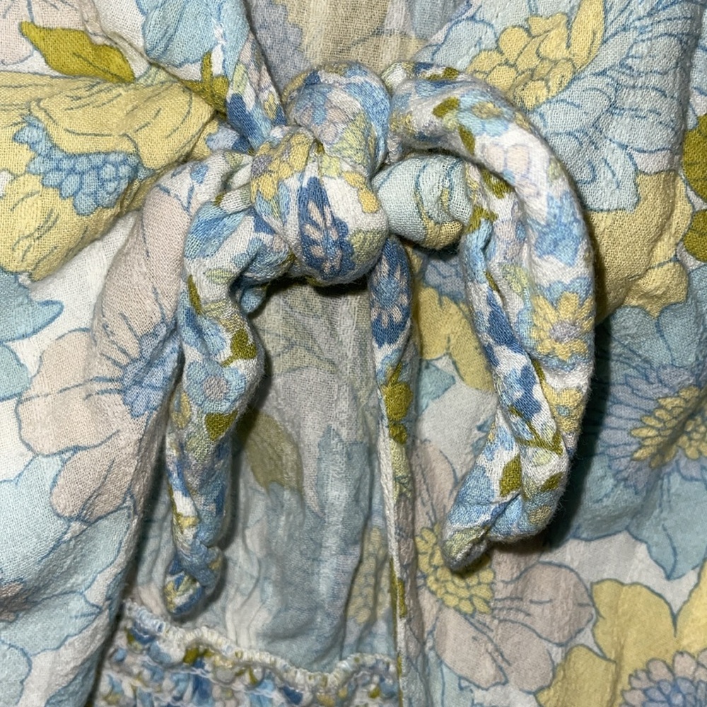 American Eagle Floral Cut-Out Tie-Front Romper Ruffled Hem Elastic Waist Sz XS. - Picture 15 of 17